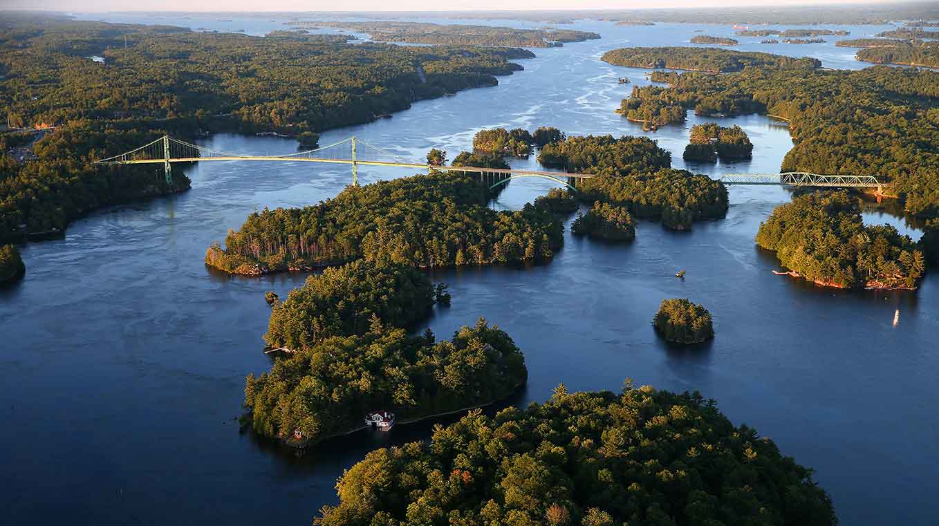 Thousand Islands Canada Easing Along